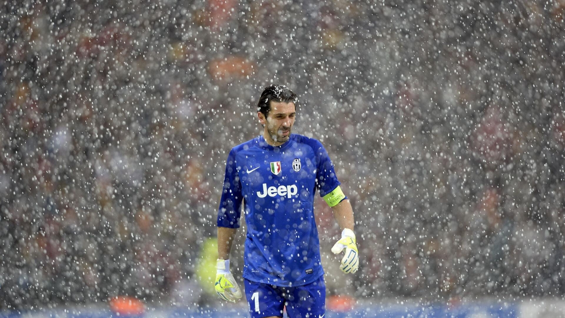 球员伤愈复出首秀表现出色,赢得球迷喝彩,受伤的球星